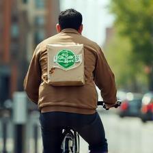 Coursier vélo en centre-ville, badge écologique
