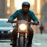 Coursier à moto en livraison